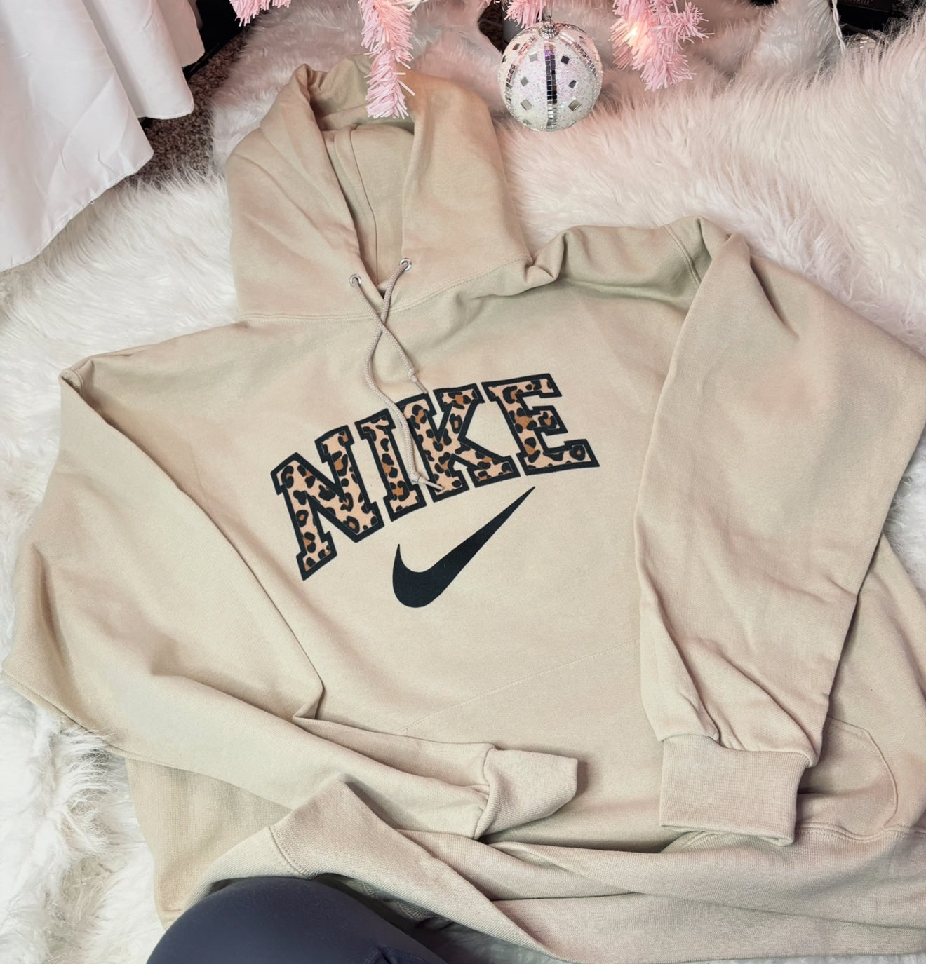Beige Sweatshirt with Leopard Print Logo – Cozy Crewneck Pullover