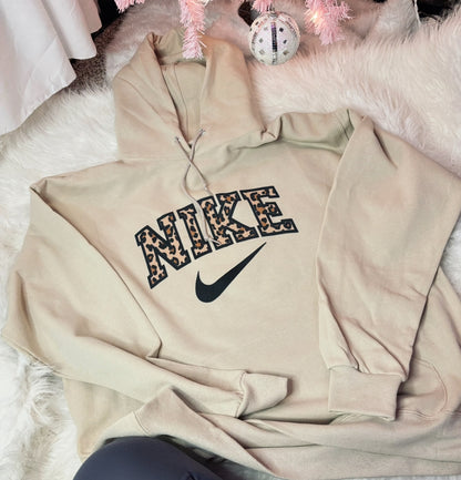 Beige Sweatshirt with Leopard Print Logo – Cozy Crewneck Pullover